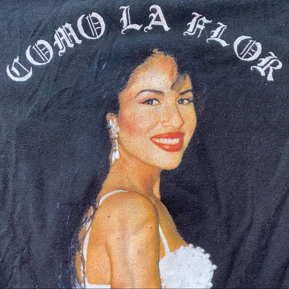 COMO LA FLORA SELENA • GRAPHIC T • Size L